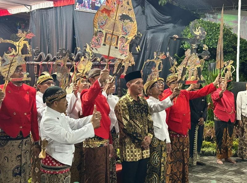 Ketua DPRD Jateng Sumanto menggelar pertunjukan wayang selama 30 jam nonstop di kediamannya dalam rangka Hari Wayang Dunia. (DPRD Jateng)