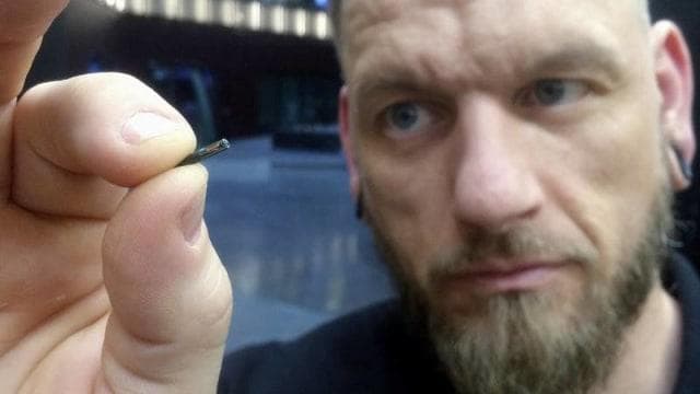 Chip yang dipasang orang-orang Swedia. (AP/James Brooks)