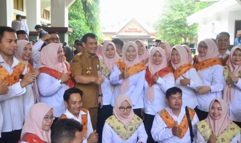 Gubernur Jateng Ahmad Luthfi mewisuda 1.000 warga Pemalang yang telah lulus dari PKH. (Pemprov Jateng) 