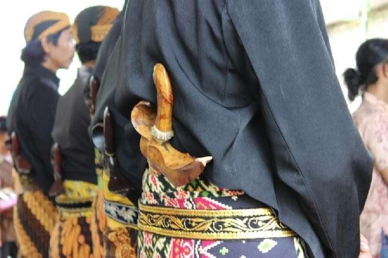 Orang Jawa memakai keris di belakang saat masa damai. (Pikiran Fakyat)