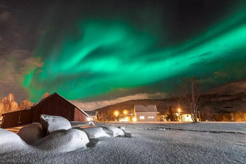 Bukannya cahaya matahari, warga Utqiagvik lebih sering melihat aurora selama musim dingin. (LADBible)