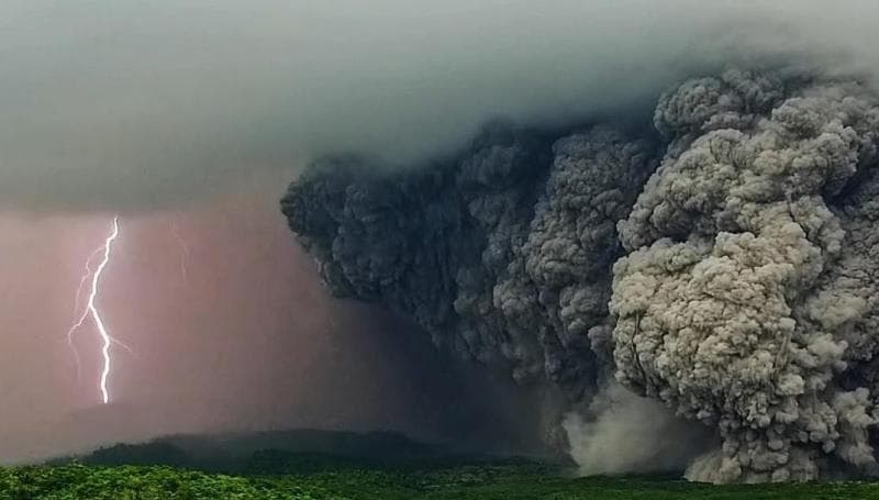 Belajar dari Erupsi Semeru; Luncuran Awan Panas Bukan untuk Konten Media Sosial!