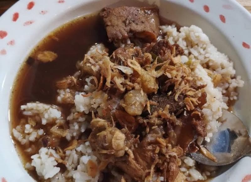 Rawon Mbok Rah, kuliner malam legendaris Semarang. (Robertho Simson)
