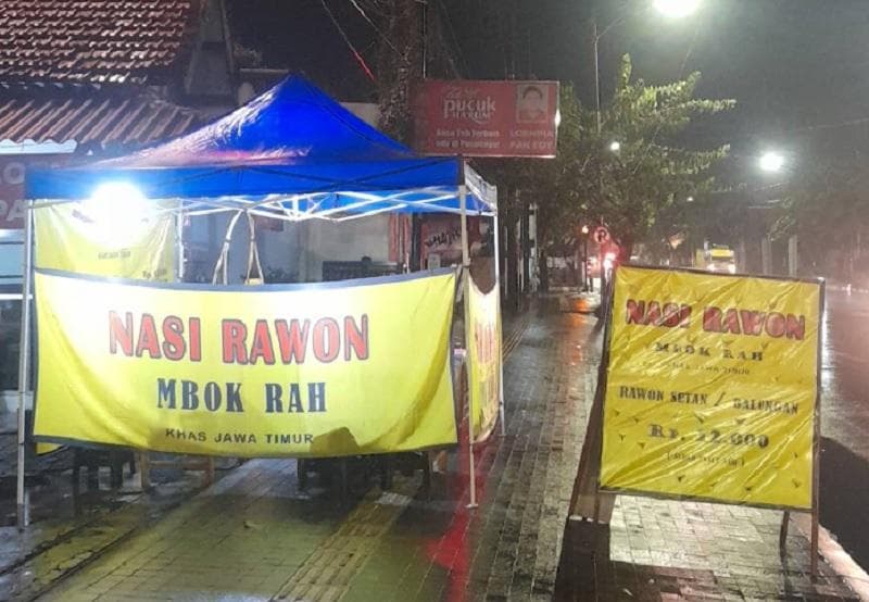 Tempat makan Rawon Mbok Rah di Semarang. (Dwipa Dian)