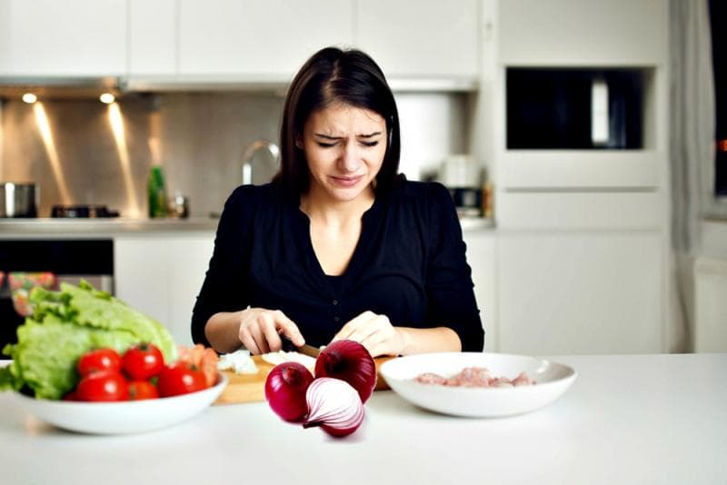 Mengiris bawang merah. (Scienceabc)