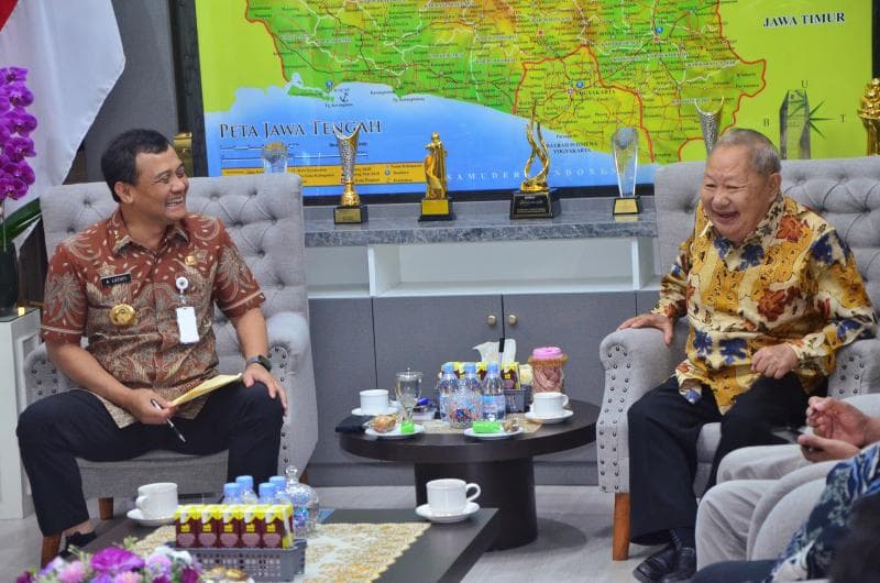 Gubernur Jateng Ahmad Luthfi saat menemui perwakilan pengusaha dalam membahas penetapan UMP dan UMSP. (Humas Jateng)