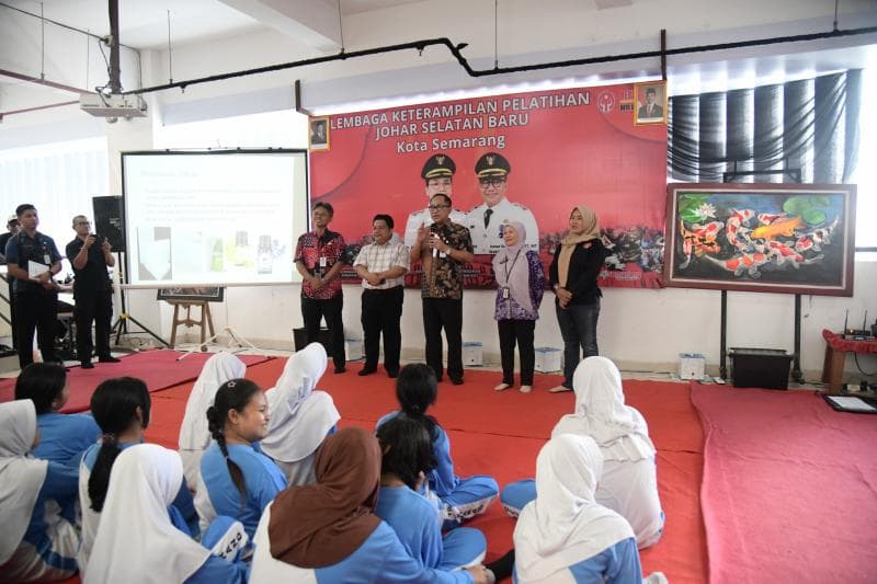 Para pelajar saat mendapat apresiasi dari Wakil Walikota Semarang Iswar Aminuddin karena sudah mengolah jelantah. (Humas Pemkot)