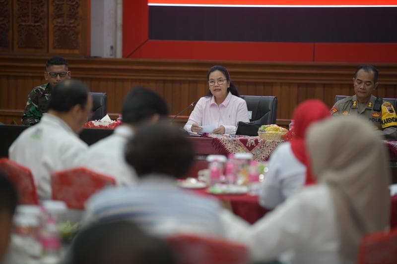 Memimpin rapat bersama Forkopimda untuk menyikapi potensi cuaca ekstrem pada akhir tahun, Wali Kota Semarang Agustina Wilujeng mengingatkan untuk mengantisipasi situasi terburuk. (Humas Pemkot)