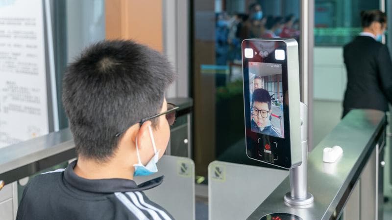 Verifikasi usia bakal diterapkan agar anak nggak bisa dengan mudah bikin akun media sosial. (Thenextweb/Shutterstock)