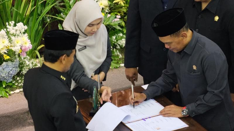 Ketua DPRD Jateng Sumanto meneken KUA-PPAS. (DPRD Jateng) 