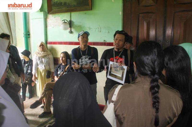 Peserta walking tour, sedang mendengarkan penjelas dari tim Cerita Kudus Tuwa.&nbsp;(Inibaru.id/Imam Khanafi)