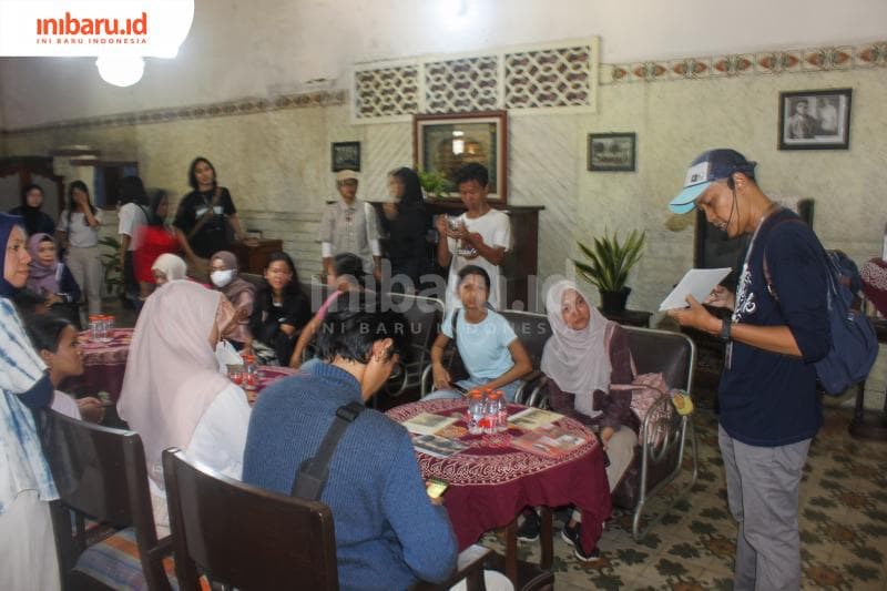 Peserta walking tour, sedang mendengarkan penjelas dari tim Cerita Kudus Tuwa. (Inibaru.id/Imam Khanafi)