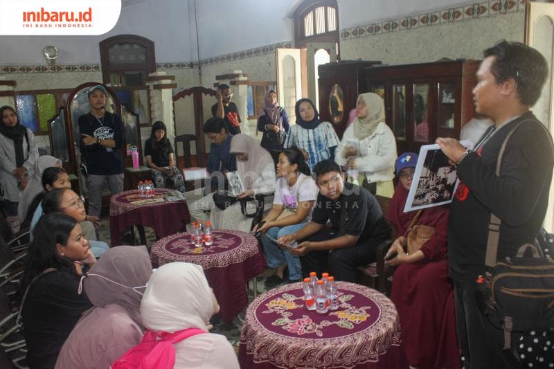 Peserta walking tour, sedang mendengarkan penjelas dari tim Cerita Kudus Tuwa. (Inibaru.id/Imam Khanafi)