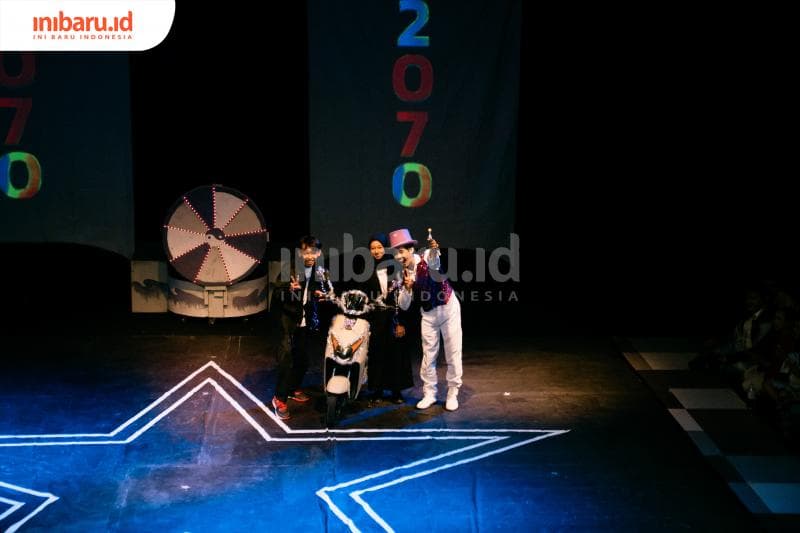 Salah satu adegan lakon, “Tengul” Karya Arifin C. Noer yang diadaptasi oleh Teater Tigakoma (16/11) malam di Auditorium Universitas Muria Kudus. (Inibaru.id/ Imam Khanafi)