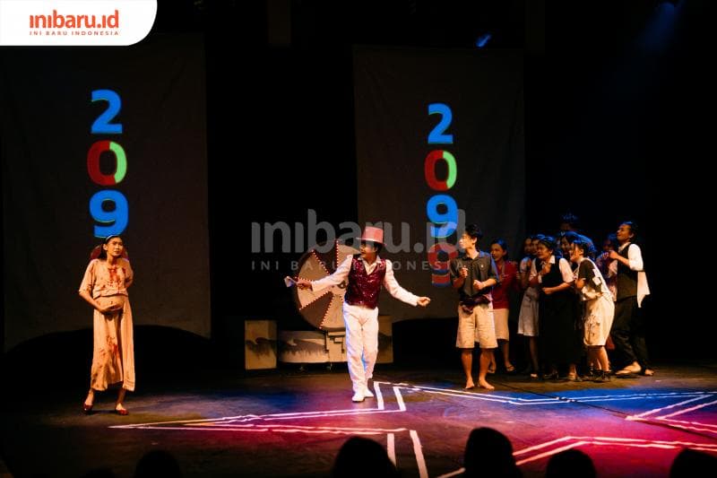 Salah satu adegan lakon, “Tengul” Karya Arifin C. Noer yang diadaptasi oleh Teater Tigakoma (16/11) malam di Auditorium Universitas Muria Kudus. (Inibaru.id/ Imam Khanafi)