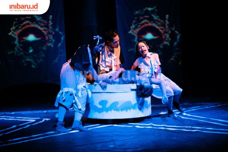 Salah satu adegan lakon, “Tengul” Karya Arifin C Noer yang diadaptasi oleh Teater Tigakoma (16/11) malam di Auditorium Universitas Muria Kudus. (Inibaru.id/ Imam Khanafi)