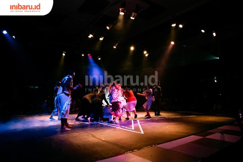 Salah satu adegan lakon, “Tengul” Karya Arifin C Noer yang diadaptasi oleh Teater Tigakoma (16/11) malam di Auditorium Universitas Muria Kudus. (Inibaru.id/ Imam Khanafi)