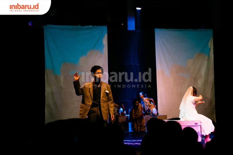 Salah satu adegan lakon, “Tengul” Karya Arifin C Noer yang diadaptasi oleh Teater Tigakoma (16/11) malam di Auditorium Universitas Muria Kudus. (Inibaru.id/ Imam Khanafi)