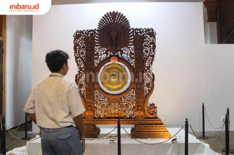 Seorang siswa SMA memandang Gong Senen saat berkunjung ke Museum R.A Kartini yang menempati Pendopo Kabupaten Jepara. (Imam Khanafi/*)