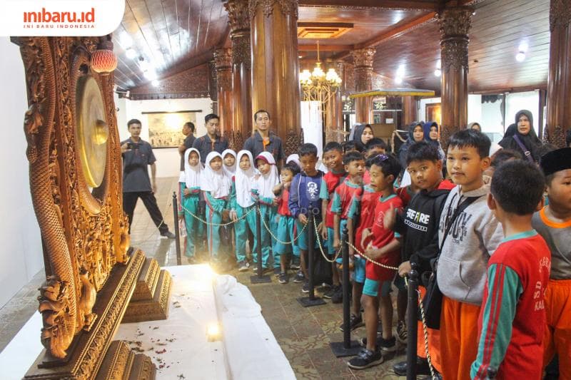 Anak-anak yang terpukau dengan Gong Senen saat berkunjung ke Museum R.A Kartini yang menempati Pendopo Kabupaten Jepara. (Imam Khanafi/*)