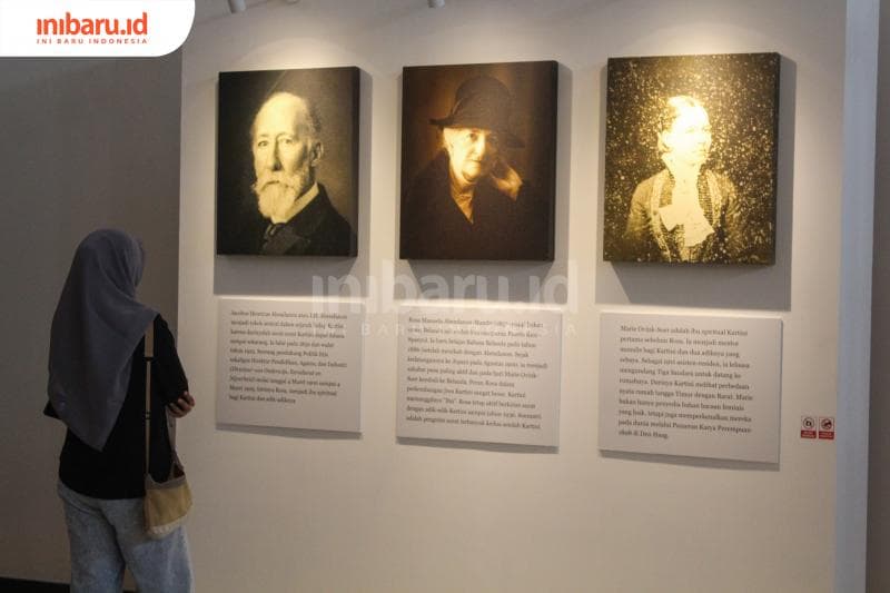 Seorang pengunjung sedang melihat teman-teman Kartini yang sering berkirim surat yang dipamerkan. (Inibaru.id/Imam Khanafi)