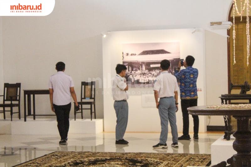 Beberapa pengnjung sedang menikmati ruang-ruang di museum. (Inibaru.id/Imam Khanafi)