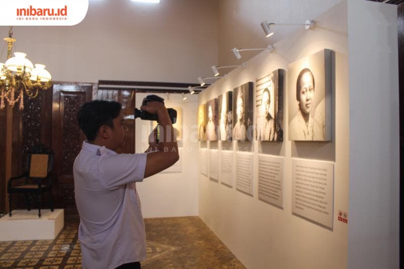 Seorang pengunjung berada di ruang kedua, terpampang foto-foto keluarga Sosroningrat dipamerkan. (Inibaru.id/Imam Khanafi)