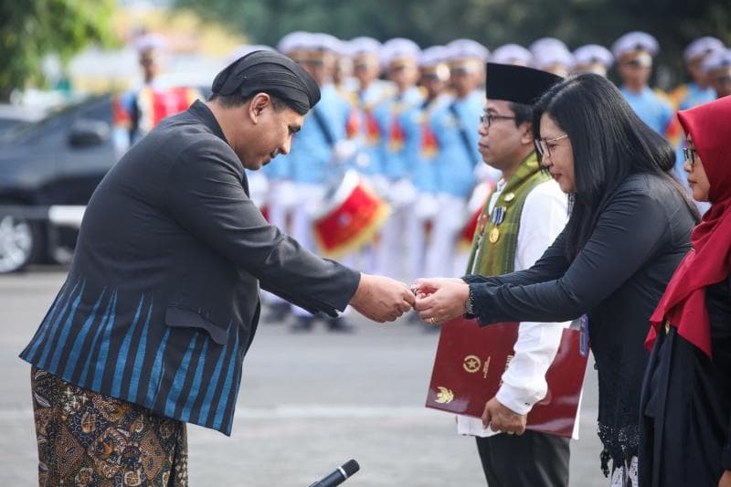 Wakil Gubernur Jateng Taj Yasin saat memperingati Hari Guru. Pemprov terus perhatikan guru non-ASN maupun swasta. (Humas Jateng)