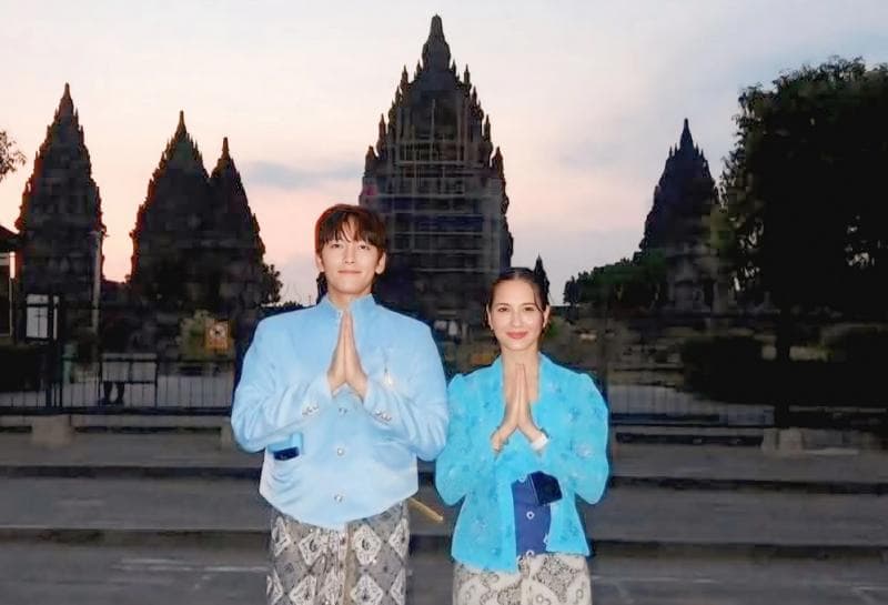 Ji Chang-wook saat berada di Candi Prambanan bersama Pevita Pearce. (IG/Pevpearce)