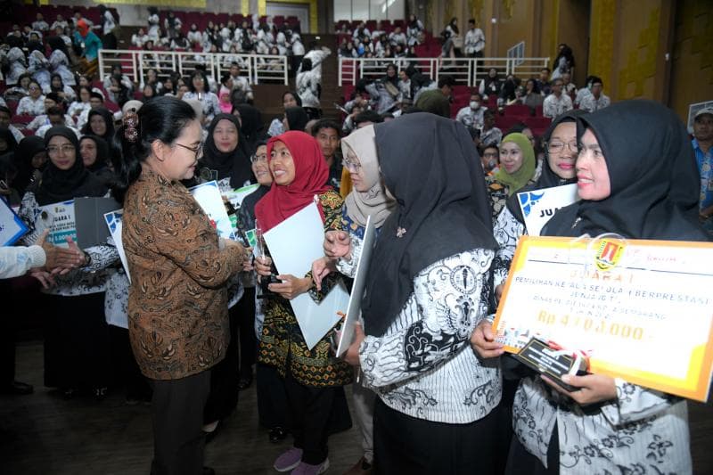 Wali Kota Semarang Agustina Wilujeng saat merayakan Hari Guru Nasional. Agustin pastikan 2026 tidak ada guru honorer. (Humas Pemkot)