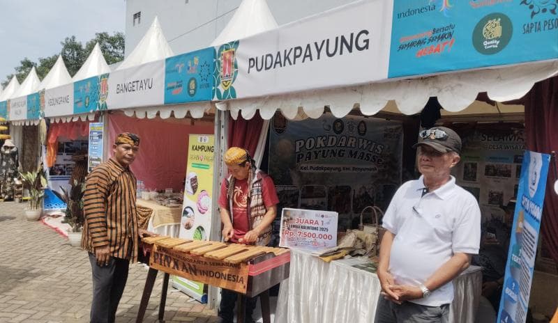 Salah satu stan Desa Wisata Pundakpayung turut memamerkan sebuah alat musik tradisional. (Inibaru/Sundara) 