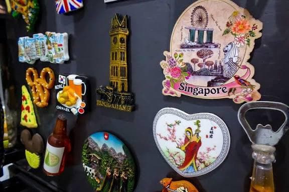 Magnet Kulkas, Oleh-oleh Kecil yang Menyimpan Kenangan Besar