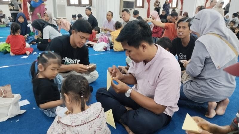 Bapak dan anak saat sedang membuat prakarya dalam acara MSB di Wisma Perdamaian Semarang. (Inibaru.id/Sundara)&nbsp;