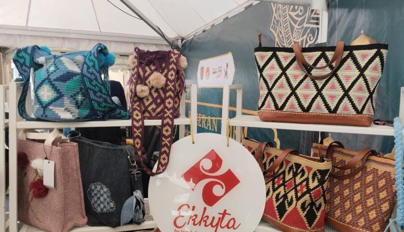 Karya-karya tas rajutan buatan Indah Prihatiningsih saat mengikuti kegiatan UMKM di halaman Balai Kota Semarang. (Inibaru.id/Sundara)&nbsp;