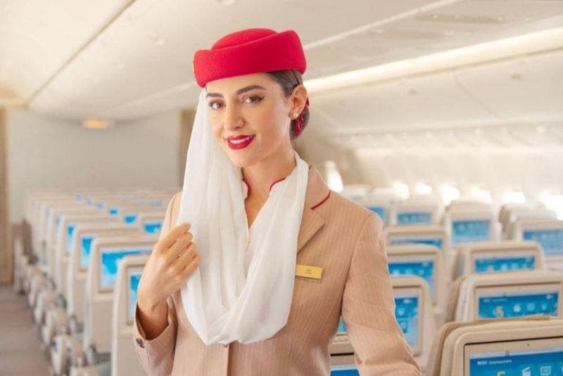 Mengapa pramugari identik dengan lipstik merah? (Emirates) 