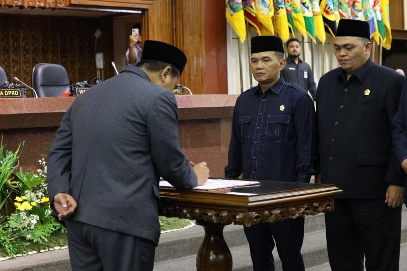 Ketua DPRD Jateng Sumanto saat pengesahan APBD 2026. (DPRD Jateng)
