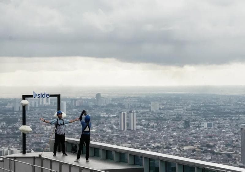 Pengunjung menikmati wahana di Autograph Tower Jakarta. (Poskota/Bilal Nugraha)