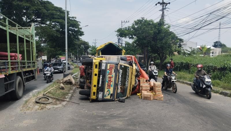 Truk muatan minyak saat mengalami insiden kecelakaan di tanjakan Silayur Semarang, Sabtu (29/11/2025) (Inibaru.id/ Sundara) 
