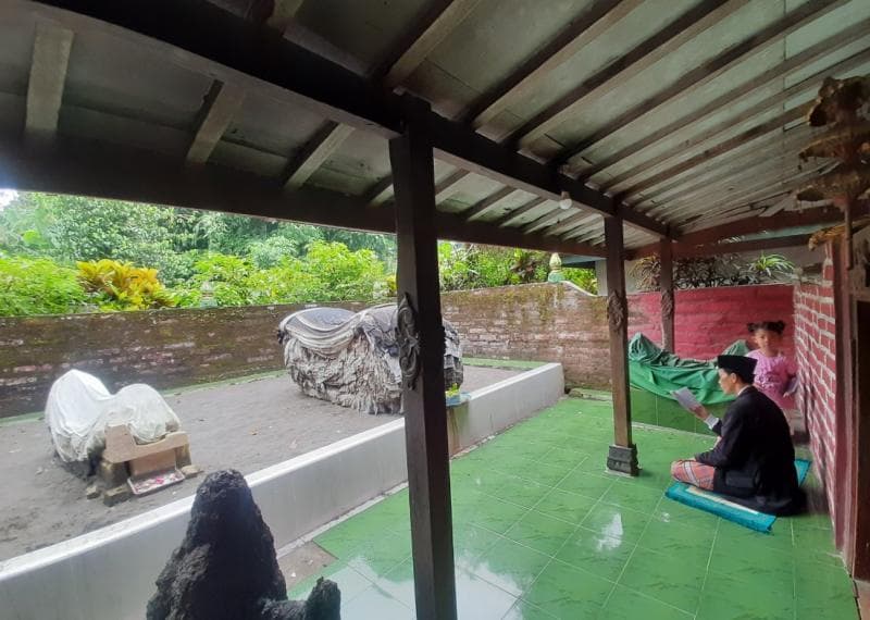 Peziarah sedang berkunjung ke Makam Mbah Lancing. (X/Syaeful Cahya)