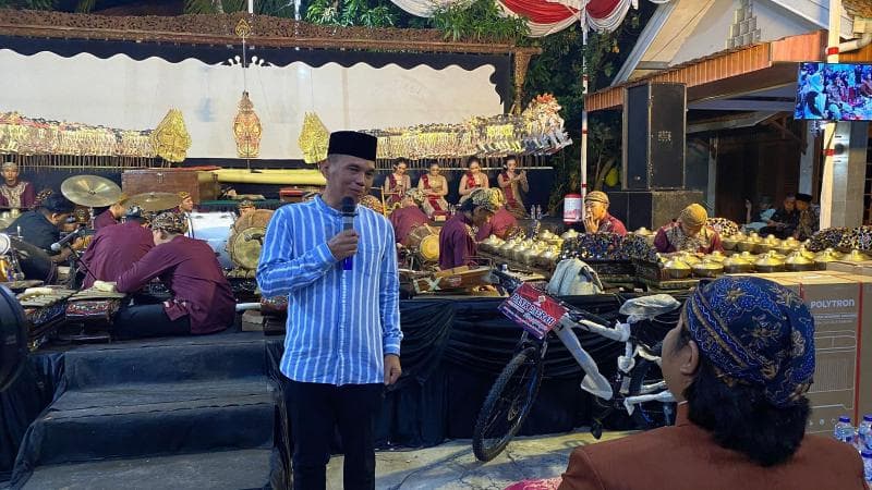 Ketua DPRD Jateng Sumanto saat menghadiri Pagelaran Seni Tradisional Wayang Kulit di Desa Jati, Kecamatan Jaten, Karanganyar. (DPRD Jateng)