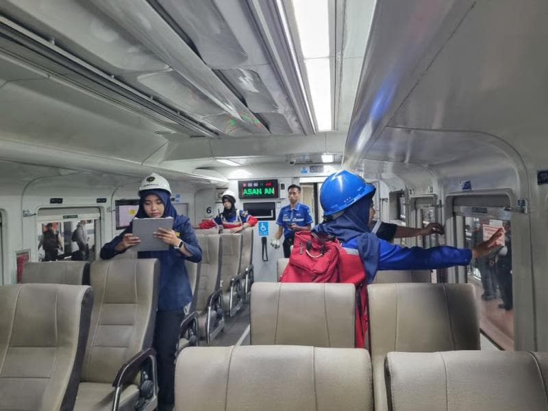 Tim rampcheck menilai kelayakan rem darurat, alat pemecah kaca, APAR, dan kejelasan informasi jalur evakuasi. (KAI)