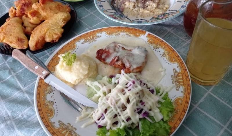 Salah satu menu penganan barat yang tersedia di Warung Londo Warsoe. (Christina Yuniarti)