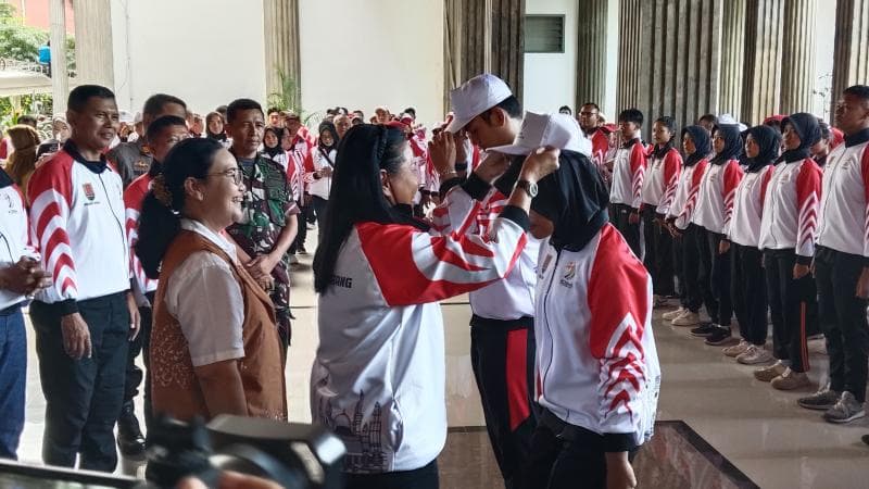 Kegiatan simbolis pemasangan topi untuk melepas pegiat Kormi Semarang yang akan mengikuti Forda Jateng 2025 di Balai Kota Semarang. (Inibaru.id/ Sundara)&nbsp;