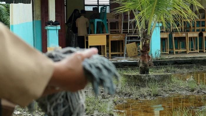 Ilustrasi Pemprov Jateng membantu membersihkan sekolah pascabanjir Sumatera. (via Detik)