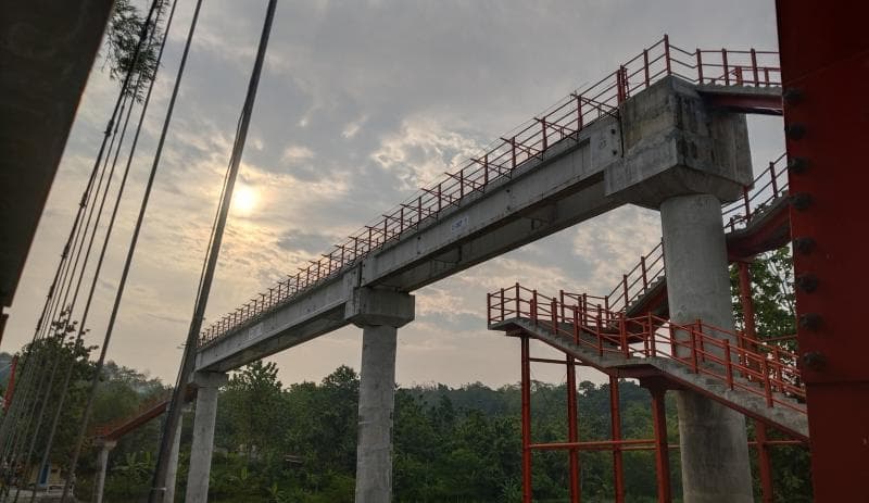 Jembatan Kaca yang berdiri atau membentang di Sungai Kaligarang bisa menjadi ikon wisata baru di Kota Semarang. (Inibaru.id/ Sundara)&nbsp;