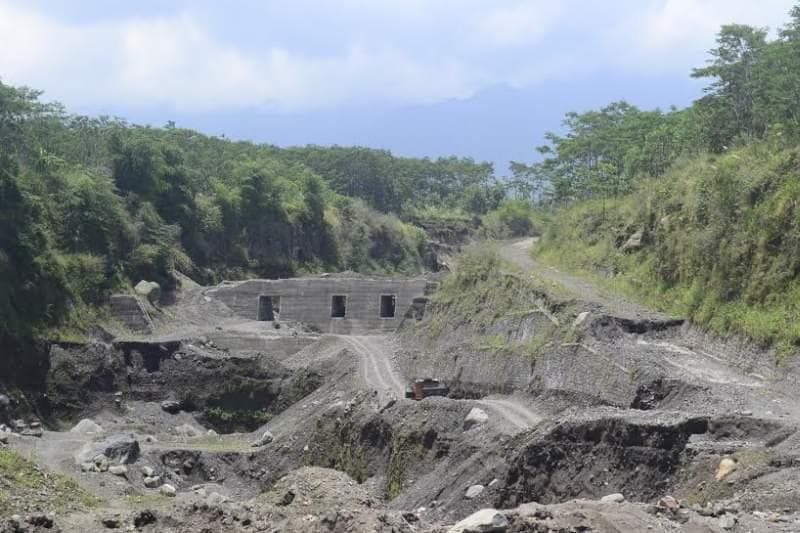 Ilustrasi penambangan pasir yang merusak lingkungan. (via Okezone)