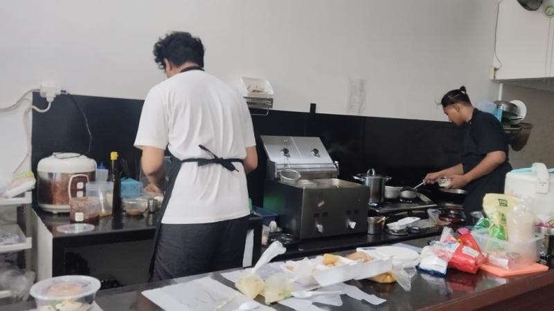 Pegawai di kedai Warmah Semarang saat sedang menyiapkan menu pesanan. (Inibaru.id/ Sundara)
