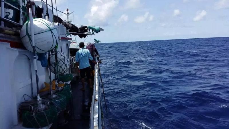 Tiga jasad ABK terpaksa dilarung ke laut lepas. (ngobas)