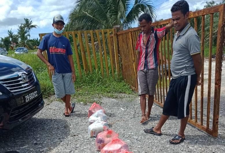 Para pekerja ini baru dapat bantuan KJRI berupa sembako pada Minggu (3/5) lalu. (Dok. Anjang)