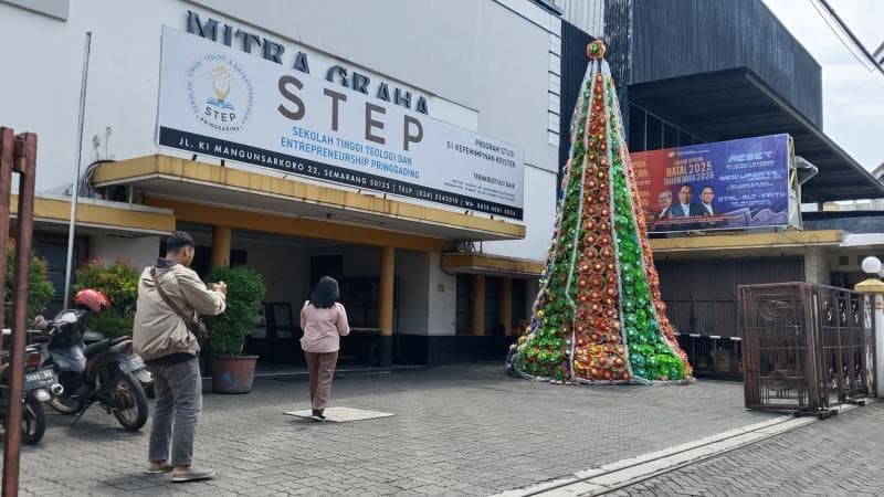 Kampanye Lingkungan, Warga Semarang Bikin Pohon Natal dari Bahan Daur Ulang